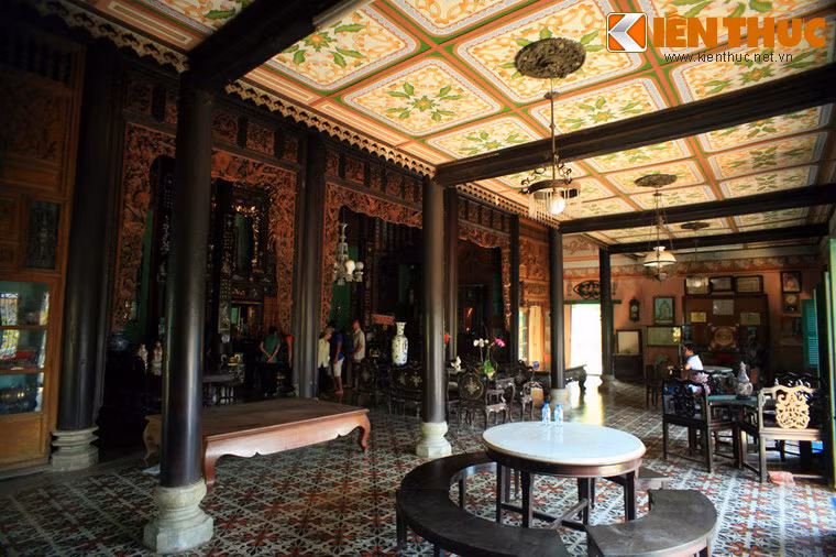 5 gian nhà phía trước bài trí đặc trưng của một gia đình Việt, dùng làm nơi tiếp khách trong các nghi lễ quan trọng. Nền nhà được lát gạch hoa nhập từ Pháp, đóng trần Plafond, trang trí hoa văn... Toàn bộ hệ thống vì kèo bao lơn cùng 16 cây cột lớn đường kính 180cm được nối kết bằng mộng - ngoàm. Các phòng sinh hoạt nằm ở phía sau.