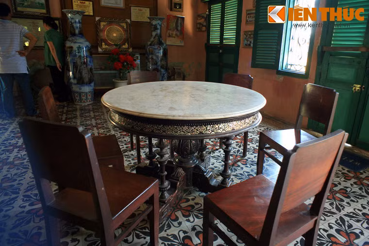 Ðặc biệt, nhà cổ Bình Thủy còn được ví như một "kho đồ cổ" quý giá được gìn giữ hơn một thế kỷ qua. Những hiện bật tiêu biểu là hai bộ bàn ghế xuất xứ từ Vân Nam - Trung Quốc, mặt bàn bằng đá cẩm thạch, vân xanh, đường kính 1,5m, dầy hơn 6cm, bộ xa lông kiểu Pháp đời Louis 15 mặt bàn bằng đá cẩm thạch sắc xanh, chùm đèn bạch đăng TK18, cặp đèn treo TK19...