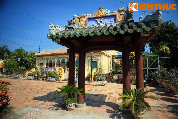 Có thể nhận thấy sự kết hợp hài hòa giữa hai nền văn hóa Đông - Tây qua cánh cổng phụ xây theo kiến trúc Á Đông với bốn cột tròn, mặt trước gắn bảng "Phước An Hiệu" nằm ngay sau cổng chính kiên cố bằng bê tông và sắt theo kiểu dinh thự Pháp.