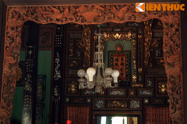 Nơi trang trọng nhất tại gian giữa của ngôi nhà là bàn thờ, khán thờ tổ tiên ông bà được sơn son, thếp vàng, giường thờ, sập gụ cẩn xà cừ, chạm khắc cực kỳ tinh xảo theo chủ đề sinh hoạt sông nước miền Tây Nam Bộ hoặc tín ngưỡng truyền thống như Tam Ða - Tứ Quý, Mai - Lan - Cúc - Trúc, Phúc - Lộc - Thọ, Long - Lân - Quy - Phượng...