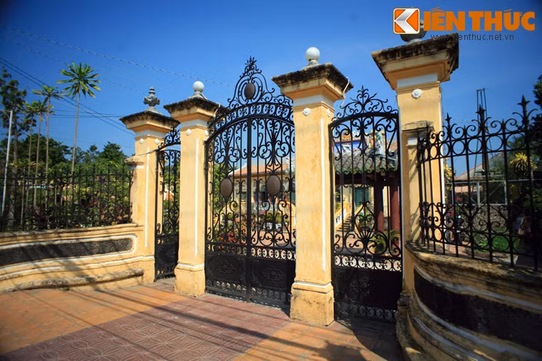 Nằm trên đường Bùi Hữu Nghĩa, quận Bình Thủy, TP Cần Thơ, nhà cổ Bình Thuỷ được đánh giá là ngôi nhà cổ đẹp nhất miền Tây Nam Bộ còn được gìn giữ đến nay.