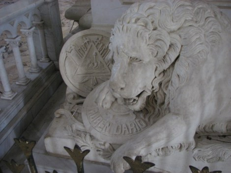 Dưới tầng hầm nhà thờ còn có một khu hầm mộ nổi tiếng, là nơi chôn cất nhiều danh nhân của Nicaragua như nhà thơ Rubén Darío, Salomón de la Selva và Alfonso Cortés, nhạc sĩ José de la Cruz Mena, bác sĩ Luis H. Debayle, giáo sư Edgardo Buitrago... Tương truyền, nhà thờ còn có 7 đường hầm dẫn đến các nhà thờ khác trong thành phố.