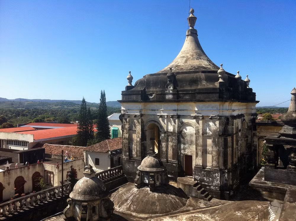 Các trang trí trên sân thượng là sự kết hợp giữa phong cách Baroque và tân cổ điển, trong khi vòm cửa sổ và trên hai tòa tháp mang dấu ấn Trung Hoa.