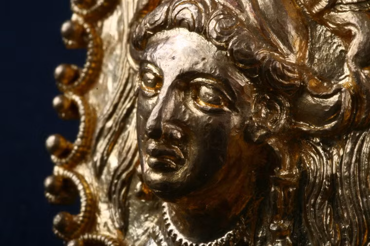 Cách lăng mộ Svaeshtari không xa, vào năm 2012, các nhà khảo cổ học phát hiện ra một kho báu lớn của người Thrace.