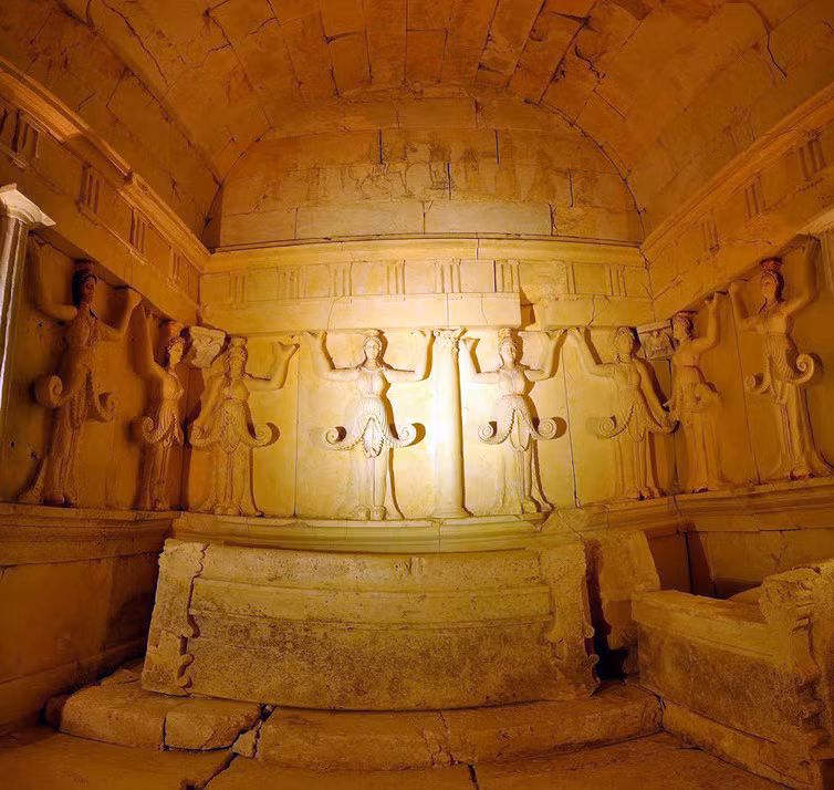 Trang trí kiến trúc của ngôi mộ Thrace tại Sveshtariđược coi là độc nhất vô nhị, với các hàng cột hình người được bố trí dọc theo các vách tường cùng những bức tranh khắc độc đáo.