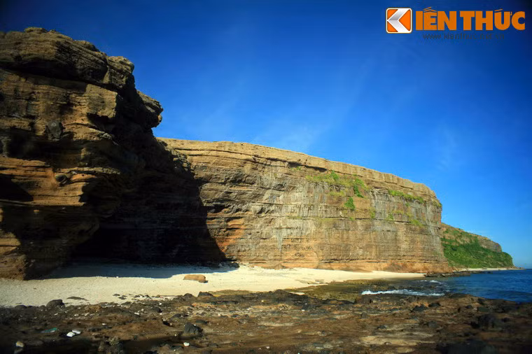 3. Được mệnh danh là "thiên đường biển đảo", đảo Lý Sơn là địa danh du lịch hút khách bậc nhất của tỉnh Quảng Ngãi. Sự hấp dẫn của hòn đảo này đến từ khung cảnh thiên nhiên tuyệt vời của những ngọn núi lửa kỳ vĩ, hang động nguyên sơ hay những bãi đá hình thù độc đáo..