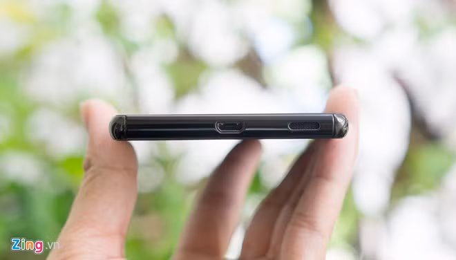 Cạnh dưới có cổng microUSB và loa.