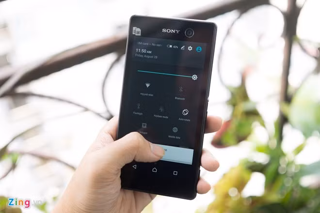 Giao diện trên Xperia M5 có một vài thay đổi nhỏ. Thanh notification trông gọn và đơn giản.