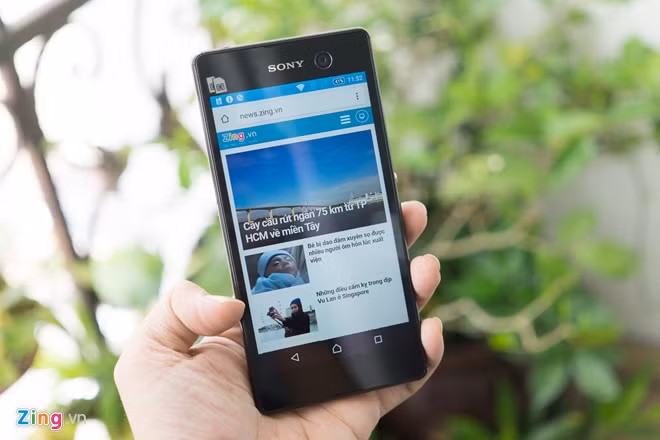 Xperia M5 cũng có khả năng chống nước và bụi. Mẫu di động cấu hình cao này sẽ lên kệ với ba màu trắng, đen và vàng.