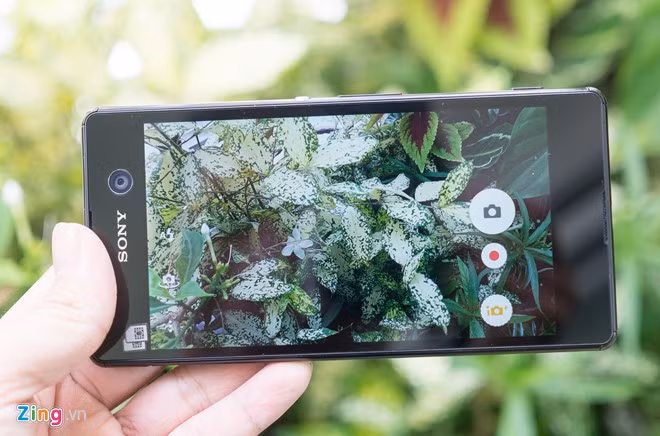 Model này cho ảnh sắc nét, màu sắc rực rỡ. Trình chụp ảnh tích hợp nhiều công cụ tự động lẫn thủ công.