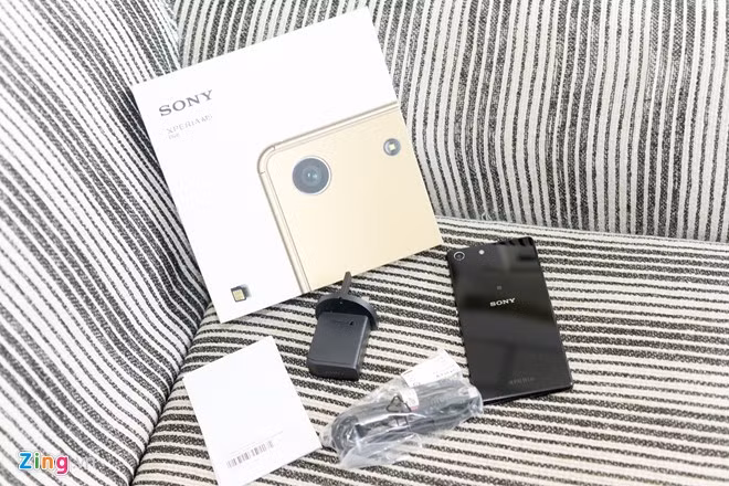 Máy đi kèm các phụ kiện cơ bản. Người dùng có thể nhận được thêm tai nghe và ốp lưng nếu đặt mua trước từ ngày 24/8.