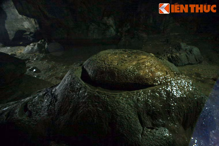 Theo câu chuyện của Nguyễn Dữ, Từ Thức người Tống Sơn (nay là huyện Hà Trung, tỉnh Thanh Hoá) làm tri huyện Tiên Du, tỉnh Bắc Ninh, nhân đi chơi hội đã cởi áo gấm giúp một cô gái xinh đẹp gặp tình huống éo le.