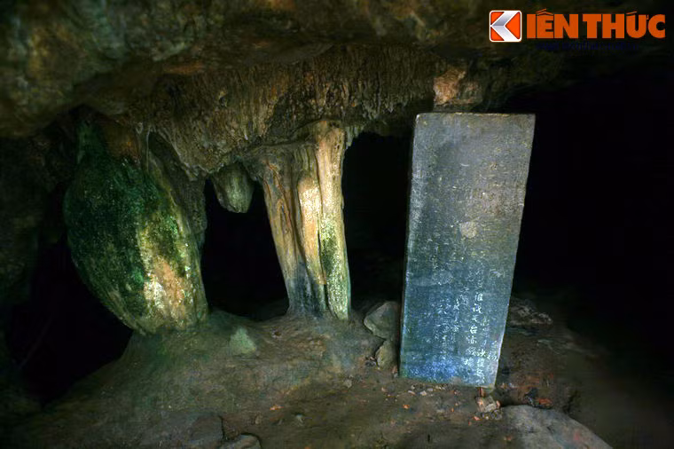 Bài thơ được dịch như sau: Thần tiên vẫn bảo chuyện mơ màng, Động Bích Đào kia cỏ mọc hoang. Trời bể tìm tòi, mê huyện Thức! Nước mây chờ đợi, mệt nàng Hương! Vang om thạch động trăng gần sáng, Nhạt nhẽo diêm điền muối đẵm sương, Giấc mộng Thiên Thai mong mỏi mãi, Ai hay cũng chỉ hí du trường!