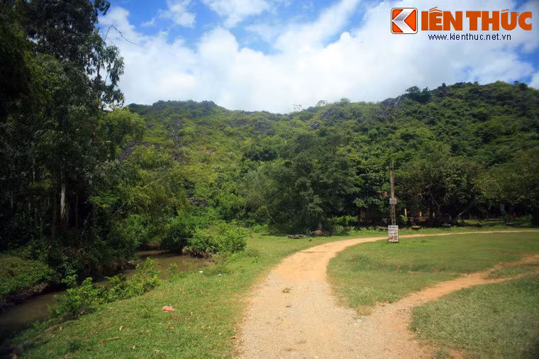 Động nằm trên địa bàn xã Nga Thiện, huyện Nga Sơn, tỉnh Thanh Hóa, hang động huyền thoại Từ Thức gặp tiên (còn gọi là Động Bích Đào) là một hệ thống hang động núi đá nguyên sơ với nhiều nhũ đá độc đáo. Hang động này được nhiều người biết đến vì gắn liền với câu chuyện Từ Thức gặp tiên nổi tiếng trong tác phẩm Truyền kỳ mạn lục của Nguyễn Dữ.