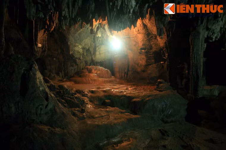 Khi chàng về đến quê, tất cả đều đổi thay. Từ Thức hỏi một cụ già râu tóc bạc phơ thì mới biết đó là cháu nội của mình. Khi Từ Thức trở lại cõi tiên với vợ, động Từ Thức đã trở thành nơi hoang vắng, dây leo chằng chịt đan kết thành những chiếc võng...