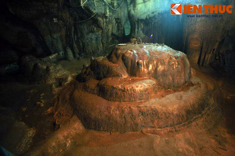 Những nhũ đá này được ví như những bông hoa, những quả đào tiên, vầng trăng, đôi chim... và đánh dấu các địa điểm trong truyền thuyết xưa như buồng tắm của Giáng Hương, thư phòng của Từ Thức...