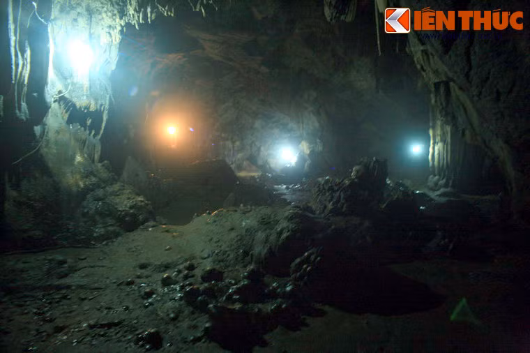 Thời gian sau chàng từ quan, tìm thú vui nhàn tản. Một lần ra cửa biển Thần Phù, Từ Thức đi qua núi và thấy một chiếc động. Tại đây, chàng gặp nàng tiên Giáng Hương, chính là cô gái chàng đã cứu thuở nào.