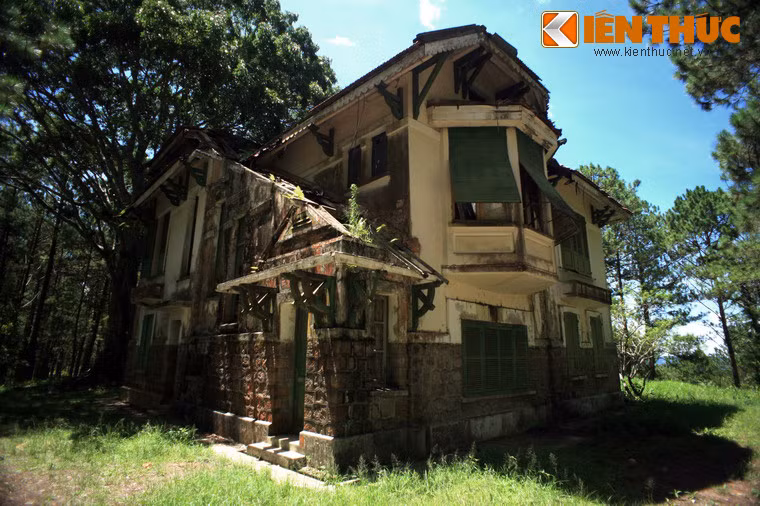 Tại TP Đà Lạt, tỉnh Lâm Đồng, nhiều ngôi "nhà ma" - những biệt thự có từ thời Pháp bỏ hoang - cũng là những quả "bom nổ chậm" tiềm ẩn nguy cơ đổ sụp bất ngờ.