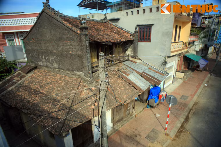 Nhiều công trình cổ ở Huế, trong đó có nhiều nhà dân cũng nằm trong diện "chờ sập", đòi hỏi được tu bổ kịp thời. Vụ sập một góc Phu Văn Lâu ở kinh thành Huế sáng 15/5/2014 là lời cảnh báo rõ ràng nhất cho thực trạng này. Ảnh: Một ngôi nhà cổ trên đường Đặng Tất ở Huế.