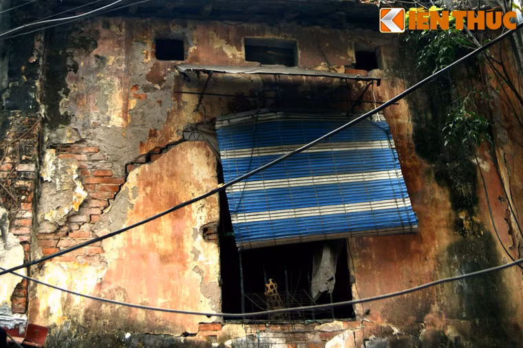 Một ngôi nhà cổ trên khu phố cổ Hà Nội bị nứt toác, trông như có thể sập bất cứ lúc nào.