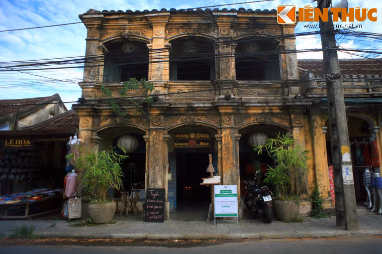 Tại đô thị cổ Hội An, tỉnh Quảng Nam, sập nhà cổ không còn là nguy cơ mà đã nhiều lần trở thành sự thật, điển hình là vụ sập tường hội quán Ngũ Bang làm 2 người chết năm 1997. Tình trạng xuống cấp cùng tác động của lũ lụt khiến nhiều công trình ở nơi đây đang đứng trước thách thức nghiêm trọng.