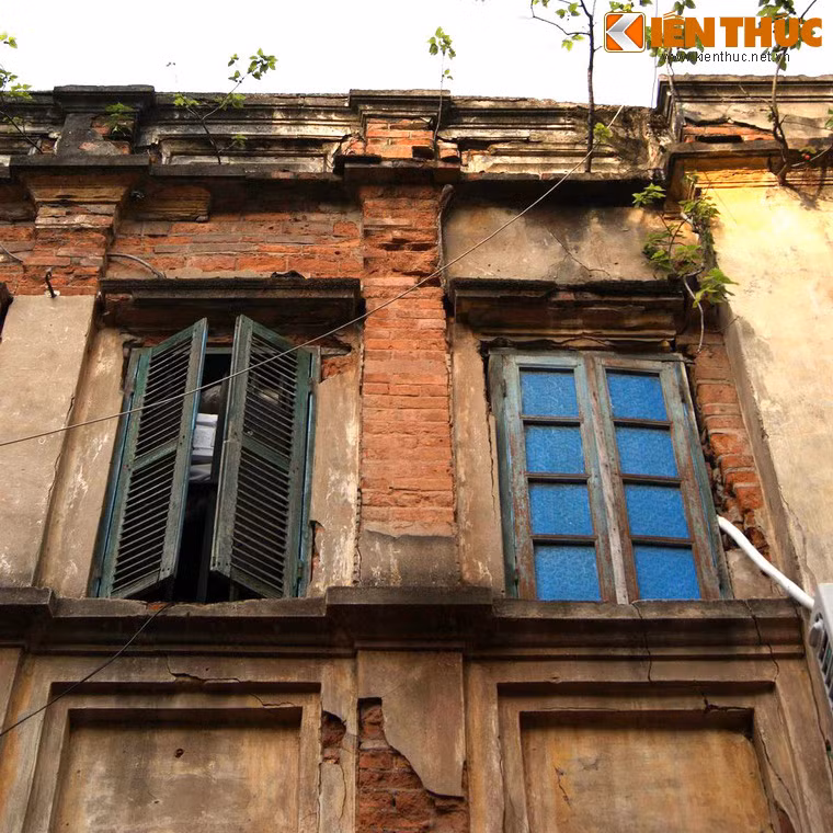 Sự xuống cấp của nhiều tòa nhà có thể nhận ra bằng mắt thường với hiện tượng tróc lở, nứt gãy, sự xâm hại của các loài cây dại.