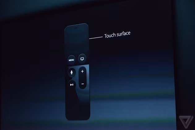 Điểm nhấn của chiếc Apple TV này là có thêm chiếc điều khiển có vùng cảm ứng TouchPad. Bộ phận cảm ứng này nằm trên đầu của remote được phủ kính. Thậm chí, người dùng còn có thể điều khiển từ xa bằng giọng nói thông qua trợ lý ảo Siri hoặc chơi game hoặc mua sắm trực tuyến bằng Apple TV. Apple TV mới cũng chạy hệ điều hành khác mà Apple gọi là tvOS.