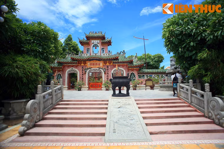 Sử sách kể rằng, vào năm 1649 nhà Thanh diệt nhà Minh, lập ra triều Mãn Thanh cai trị Trung Hoa. Các tướng lĩnh triều Minh không thuần phục, nổi dậy phản Thanh phục Minh và đã bị thất bại. Nhiều người trong số họ đã đưa gia đình lên tàu vượt biển đến xuống vùng Đông Nam Á, trong đó có Hội An. Ảnh: Khoảng sân trước cổng tam quan của hội quán.