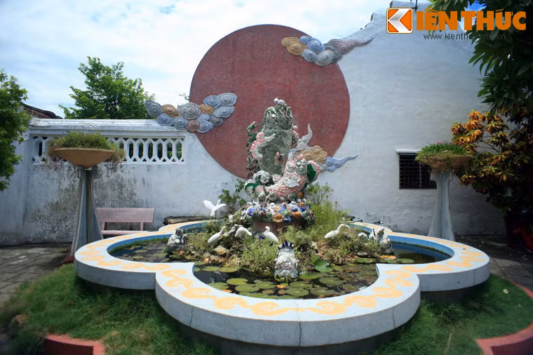 Thông qua cách bài trí thờ phụng, bố trí tiểu cảnh... kiến trúc của hội quán đã góp phần thể hiện sâu sắc triết lý Á Đông về hạnh phúc con người. Ảnh: Non bộ thể hiện cảnh cá chép hóa rồng.