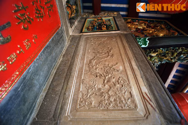 Hội quán này cũng nổi tiếng với nhiều bức chạm lộng, chạm nổi hoa lá, chim thú rất sinh động và tinh xảo.