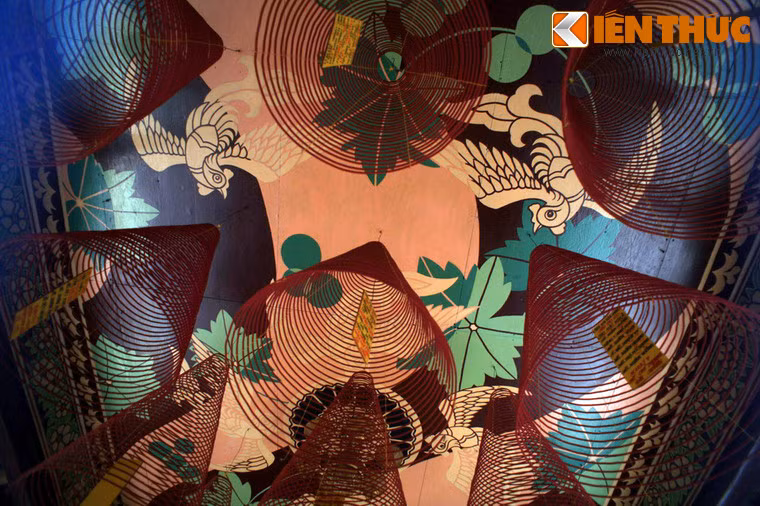 Hội quán còn là nơi để cho ngững người hiếm muộn về đường con cái đến đây cầu tự...