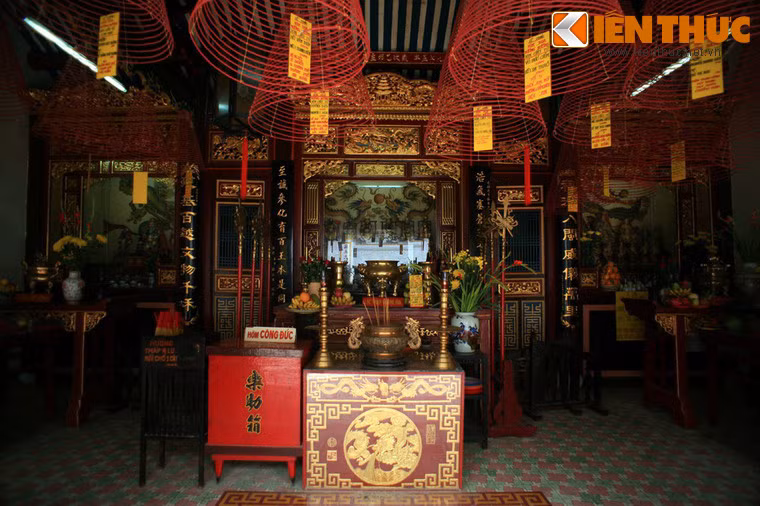 Đây cũng là nơi lưu giữ nhiều cổ vật quý giá như tượng thờ, trống đồng, chuông đồng, lư hương lớn, 14 bức hoành phi, mô hình chiếc thuyền lớn và nhiều hiện vật có giá trị khác. Ảnh: bên trong hậu điện.