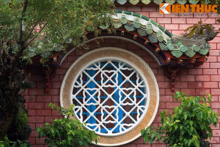 Tương truyền, hội quán Phúc Kiến là một nơi rất linh thiêng. Người dân và du khách đến với hội quán để thắp hương cầu sức khỏe, tài lộc.