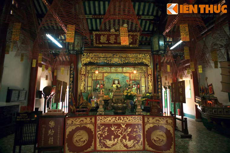Trong các hội quán ở Hội An, đây cũng là hội quán có không gian rộng và sâu nhất, với lối kiến trúc "Nội công ngoại quốc”, và bộ vì kèo tiền điện theo kiểu “Chồng rường giả thủ". Ảnh: Bên trong chính điện.