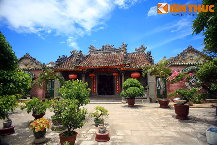 Hội quán được xây dựng từ năm 1697 với cấu trúc hoàn toàn bằng gỗ. Đến năm 1757 công trình được xây dựng lại bằng gạch và mái ngói như bây giờ. Ảnh: Chính điện của hội quán.