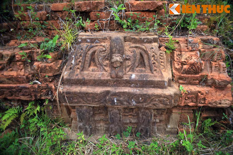 Các tác phẩm này đều liên hệ tời thần Vishnu, nhưng lại vắng bóng thần Siva và Brahma (ba vị thần tối thượng của Hindu giáo là Vishnu, Siva và Brahma), nên một số nhà nghiên cứu cho rằng Khương Mỹ là một khu đền thờ thần Vishnu.