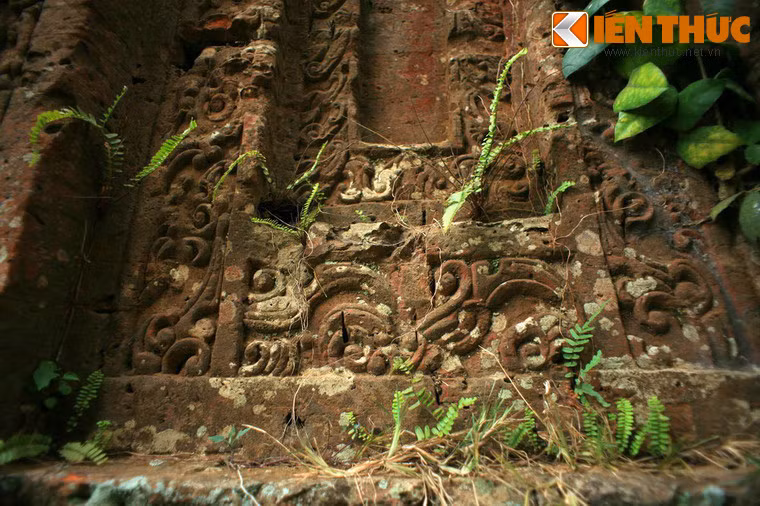 Sau nhiều thế kỷ tồn tại, tháp Khương Mỹ đã xuống cấp nghiêm trọng và bị một số hộ dân lấn chiếm.