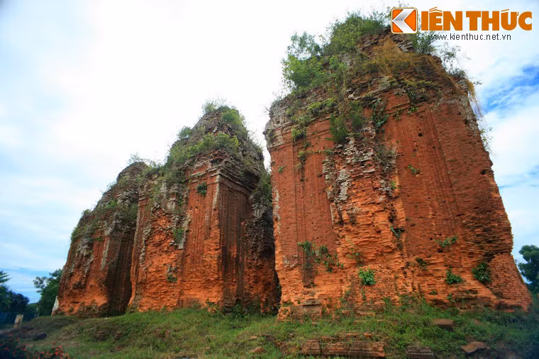 Có niên đại vào cuối thể kỷ thứ 9, đầu thế kỹ thứ 10, nhóm tháp Chăm Khương Mỹ gồm ba tòa tháp xếp thành hàng ngang theo trục Bắc - Nam.