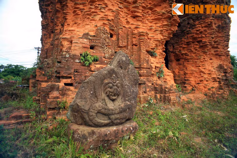 Tại tòa tháp này, các nhà khai quật cũng tìm thấy nhiều nhiều tác phẩm điêu khắc đặc sắc.