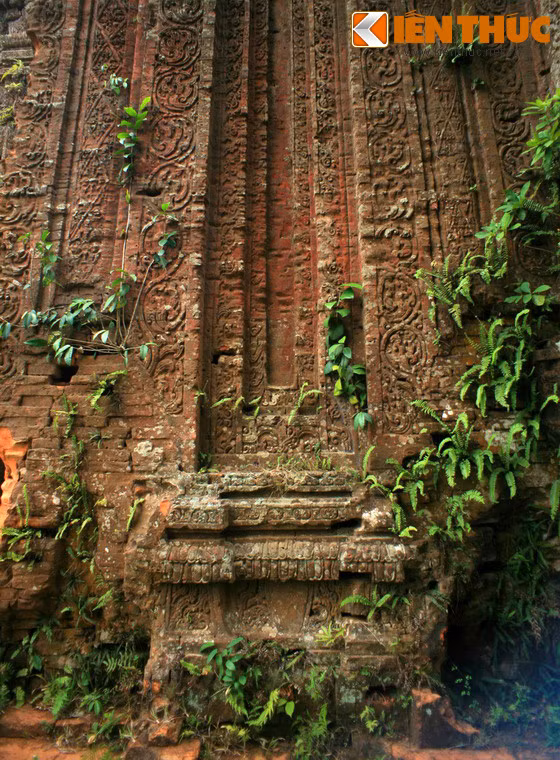 Trên mỗi mặt tường có 5 trụ ốp tường trang trí hoa văn thảo mộc cuộn thành những chữ S nối tiếp nhau, xen kẽ với các mảng tường trang trí hình thoi nối tiếp nhau từ chân đến đỉnh tường.