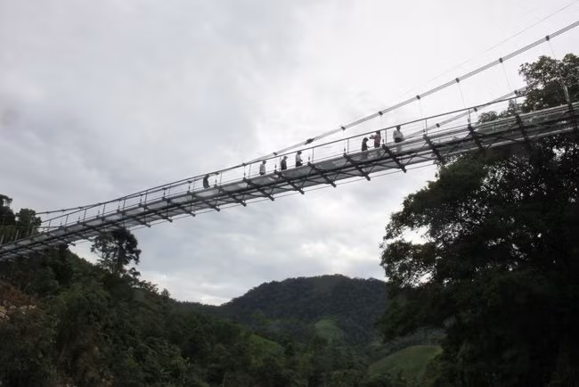 Cây cầu treo tạm bợ mà người dân đi lại nhiều chục năm qua đã chính thức bị xóa sổ.