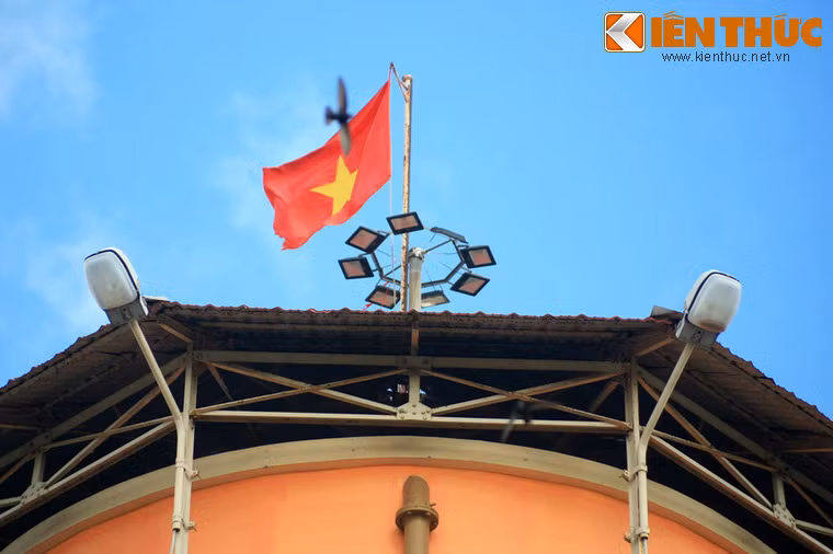Trong cuộc Cách mạng tháng Tám, ngày 25/8/1945 cờ cách mạng tung bay trên đỉnh Nhà Tròn. Từ nơi này, hàng vạn nhân dân ở Bà Rịa đã tổ chức mít-tinh, tuần hành, khởi nghĩa giành chính quyền từ tay thực dân Pháp và phong kiến tay sai.