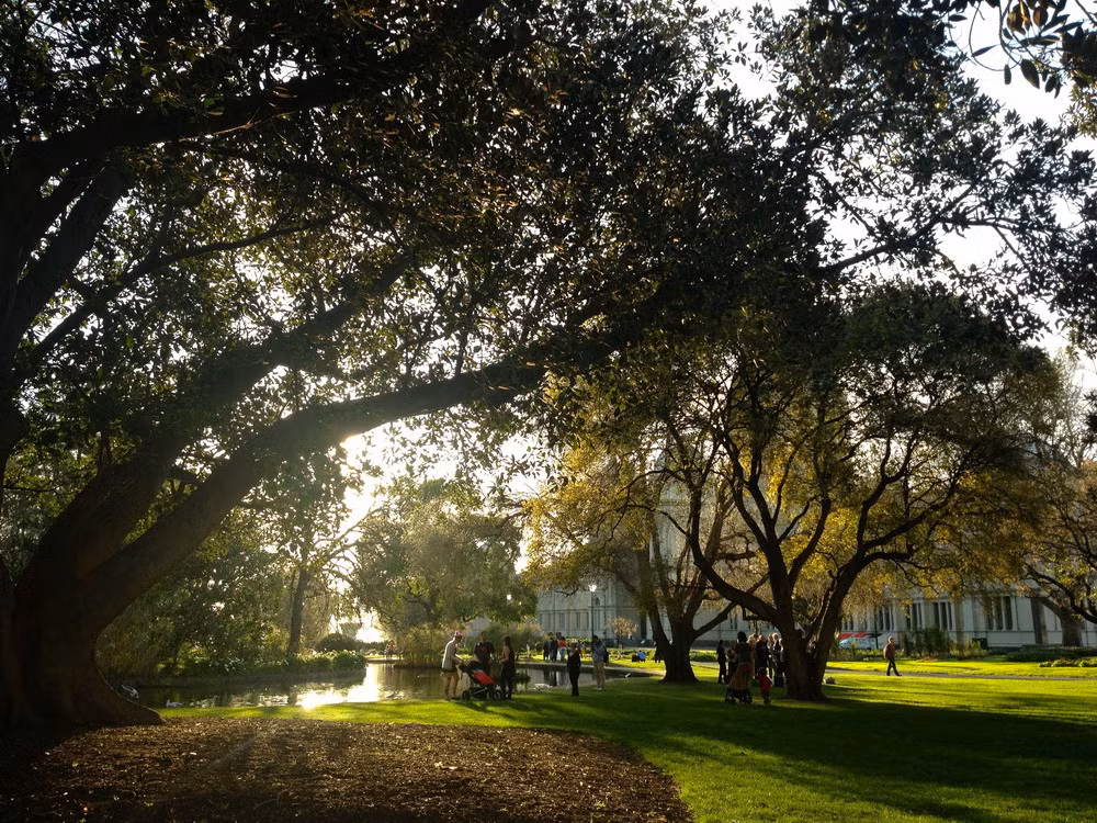 Vẻ đẹp của khu vườn được tạo nên bằng những bãi cỏ rộng, hồ nước nhỏ và các loại cây đa dạng của từ châu Âu và Australia như sồi Anh, dương trắng, chò, du, cây lá kim, tuyết tùng, sồi Thổ Nhĩ Kỳ, tùng bách tán, đa Moreton... cùng với đó là những luống hoa, cây hàng năm và cây bụi.