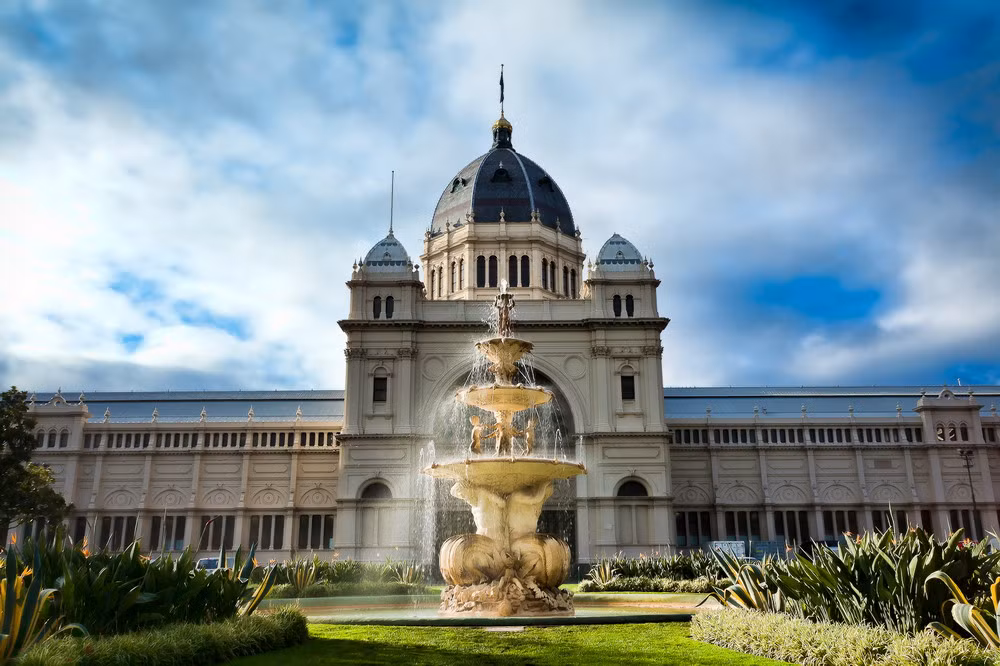 Hình thành vào giữa thế kỷ 19, khu vườn nằm trong một khu vực di sản có diện tích 26 ha bao gồm Cung triển lãm Hoàng gia, bảo tàng Melbourne, rạp chiếu phim Imax, sân tennis và một sân chơi dành cho trẻ em...