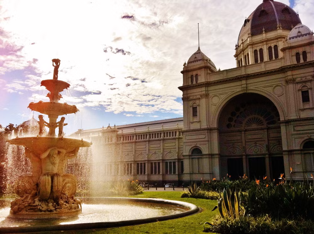 Một mạng lưới các cây lót đường cho con đường chính để làm nổi bật những đài phun nước và kiến ​​trúc của tòa nhà triển lãm.