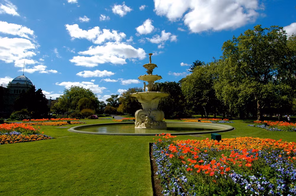 Những điểm nhất khác của khu vườn cổ Carlton là ba đài phun nước, gồm đài phun nước Triển lãm, đài phun nước Pháp, và đài phun nước Westgarth Drinking.