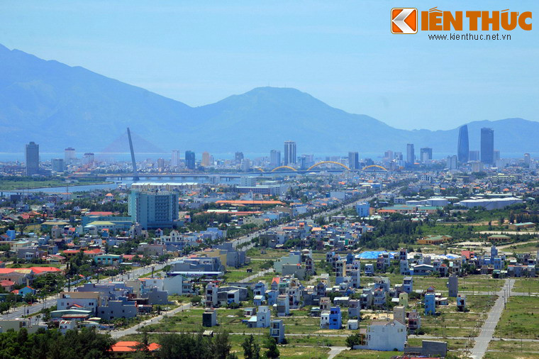 Sau Cách mạng tháng Tám năm 1945, trong một thời gian ngắn, Tourane đổi tên thành Thái Phiên - nhà yêu nước nổi tiếng của đất Quảng Nam đã lãnh đạo cuộc khởi nghĩa Duy Tân năm 1916. Ảnh: Từ Ngũ Hành Sơn nhìn về trung tâm Đà Nẵng.