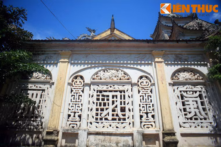 Các họa tiết Phật giáo kết hợp hài hòa với những nét kiến trúc Gothic phóng khoáng.