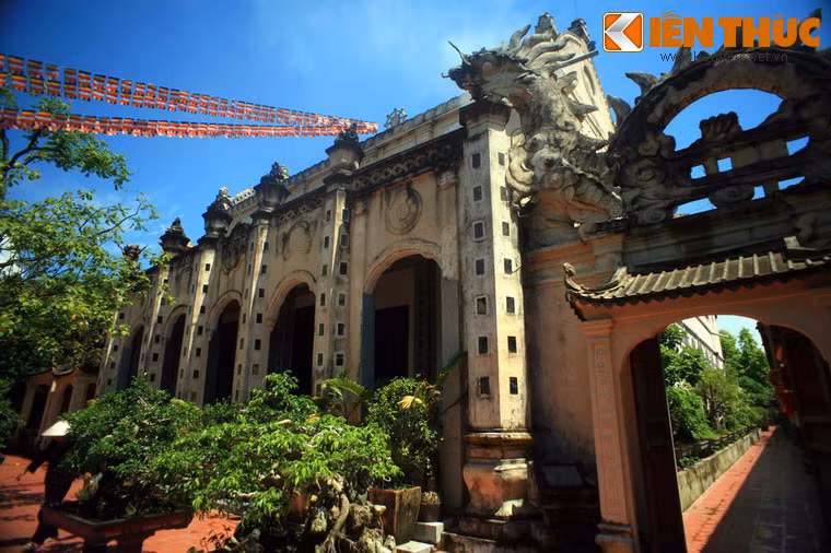 Nét đặc sắc nhất của chùa Cổ Lễ ở Nam Định là chùa áp dụng những yếu tố kiến trúc Gothic giống như các nhà thờ Công giáo có khá nhiều ở khu vực lân cận. Ảnh: Các cột và vòm mang dấu ấn Gothic ở Phật điện Thần Quang tự, công trình trung tâm của chùa.