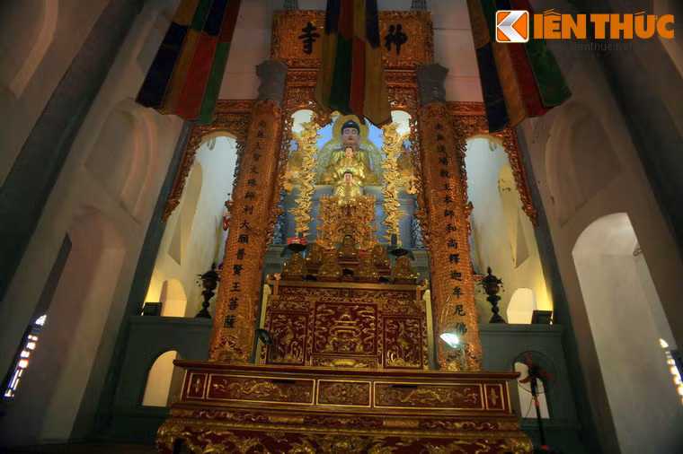 Vì vậy, chùa Cổ Lễ là một ngôi chùa thờ Phật nhưng lại mang dáng dấp một thánh đường Thiên Chúa giáo. Ảnh: Chính điện của chùa với các vòm cửa, bệ đài mang hơi hướng kiến trúc thánh đường Công giáo.